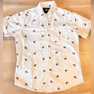 Monument Short Sleeve Button Down Shirt Festive Red Truck Christmas Tree, M